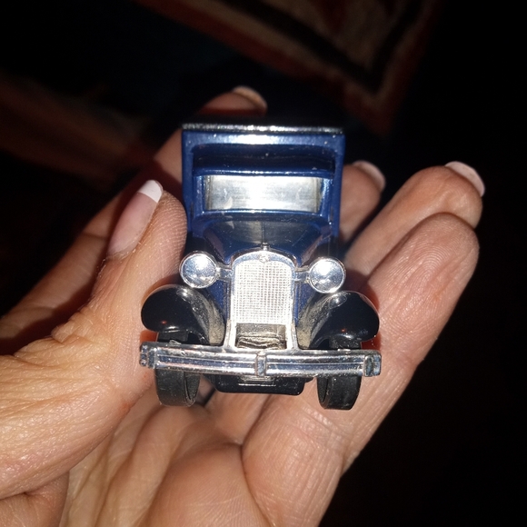 A 1979 Ford Kellogg's Rice Krispies Delivery Truck - Picture 2 of 8